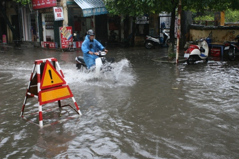 Hà Nội: Mưa kéo dài, đường ngập ngày khai giảng