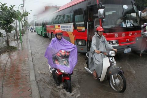 Hà Nội: Mưa kéo dài, đường ngập ngày khai giảng