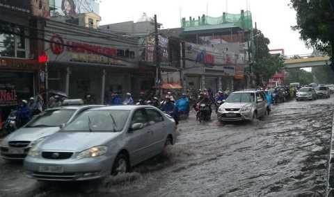 Hà Nội: Mưa kéo dài, đường ngập ngày khai giảng