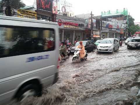 Hà Nội: Mưa kéo dài, đường ngập ngày khai giảng