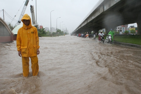 Hà Nội: Mưa kéo dài, đường ngập ngày khai giảng