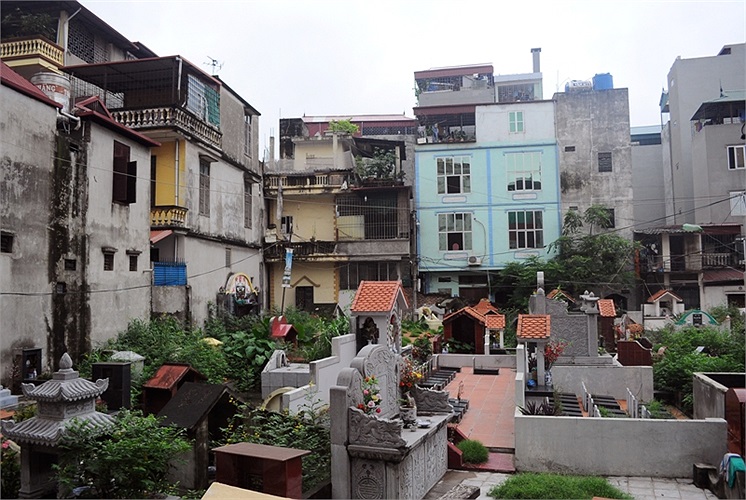 Gần 200 ngôi mộ của nghĩa địa phường Quan Hoa nằm ở giữa khu dân cư đông đúc. Những ngôi nhà cao tầng bao quanh, ôm lấy nghĩa địa, vì vậy nơi đây còn được gọi là “xóm nghĩa địa”.