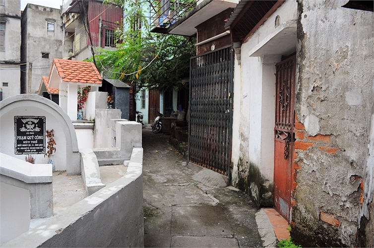 Theo quy chuẩn quy hoạch đô thị, khoảng cách tối thiểu giữa nghĩa trang và khu dân cư phải là 1,5km nhưng ở đây, ranh giới khoảng cách đó dường như không có