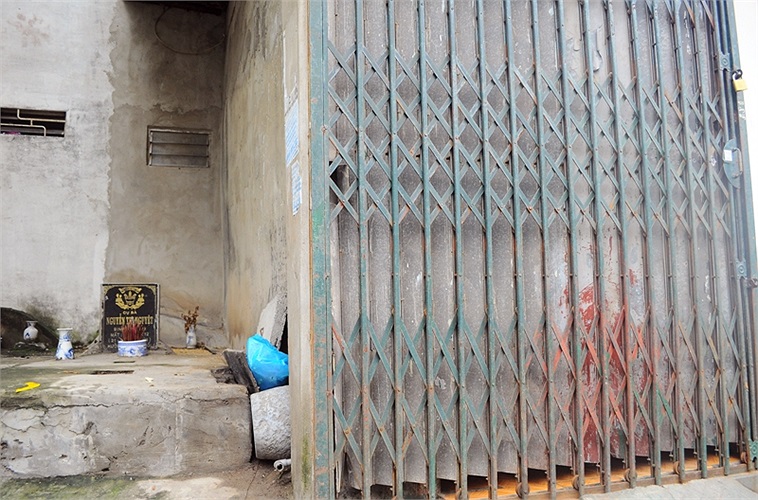 Nhiều ngôi mộ nằm sát với nhà dân, có khi chỉ cách nhau một bức tường…