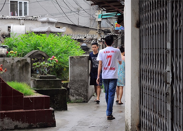 Do nghĩa địa này tồn tại đã gần 20 năm nên những người dân ở đây đã quá quen với hình ảnh những ngôi mộ.