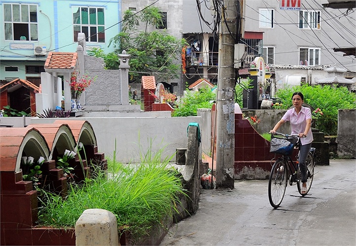 Hàng ngày, họ vẫn đi lại qua đây nhưng không có chút sợ hãi gì.