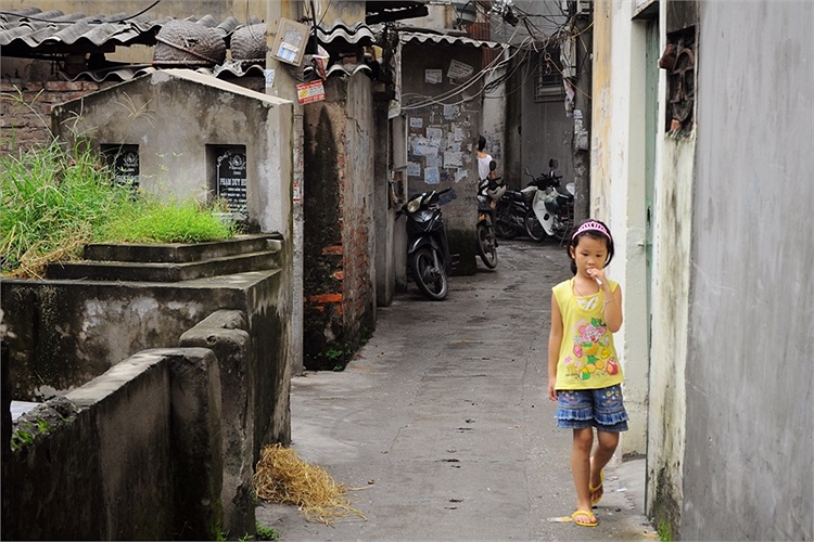 Trẻ em ở đây cũng thường xuyên qua lại và vui chơi một mình.