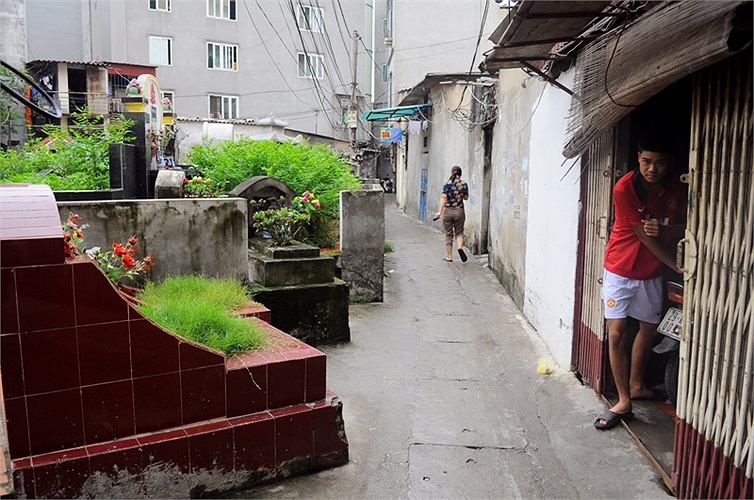 Nhiều gia đình chỉ cần mở cửa ra là thấy mồ mả.