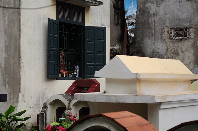 Các ngôi mộ nằm thụt thò, chìa ra đường đi mà không hề có tường bao quanh rất nguy hiểm cho người đi đường.