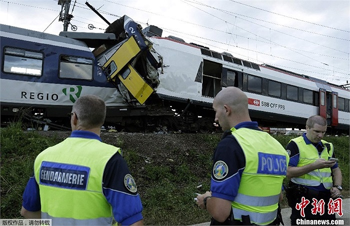 Đầu hai đoàn tàu méo mó móc vào nhau