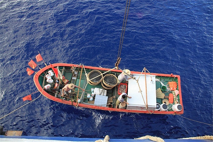 Một tàu cá nhỏ rời tàu tiếp tế chuẩn bị đánh bắt trái phép ở vùng biển Trường Sa ngày 14/5