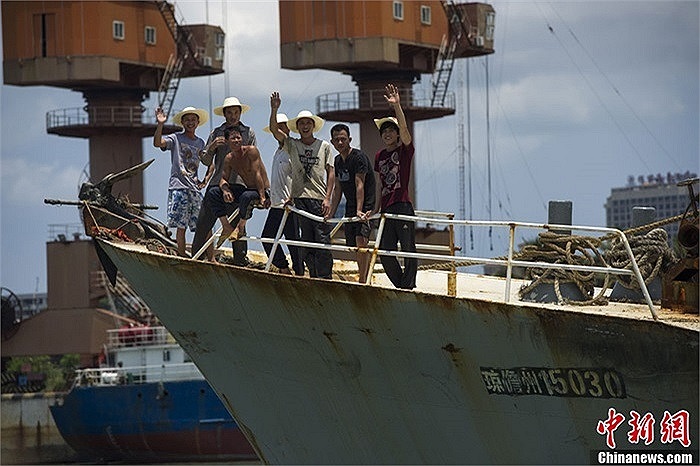 Ngư dân tàu cá Trung Quốc khi còn ở cảng 
