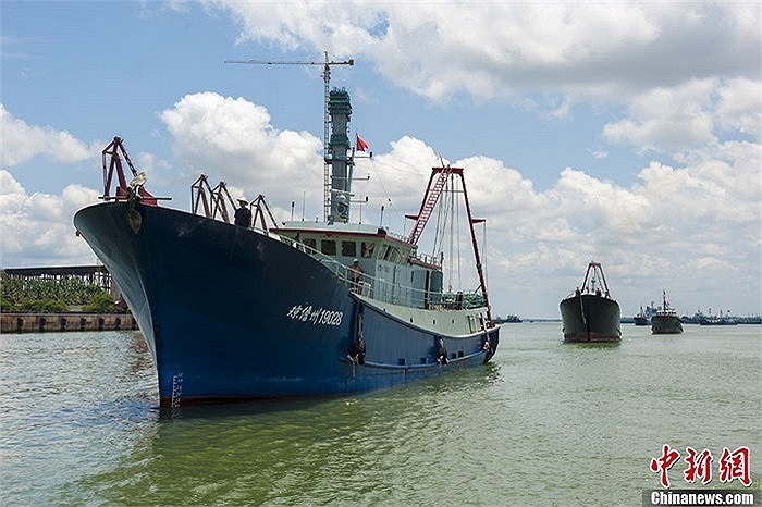 Đội tàu đánh cá Đam Châu (tỉnh Hải Nam, Trung Quốc) gồm 32 chiếc sáng ngày 6/5 xuất phát từ cảng cá Bạch Mã Tỉnh bắt đầu tiến ra ngư trường Trường Sa của Việt Nam để đánh bắt hải sản