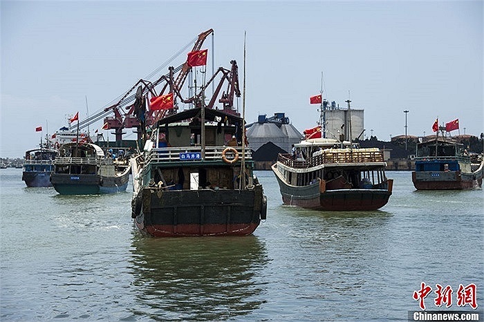Đội tàu cá Trung Quốc khi vừa rời cảng Bạch Mã Tỉnh ngày 6/5