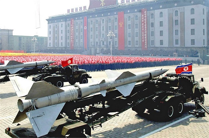 Triều Tiên sở hữu khoảng 40 tiểu đoàn (240 bệ phóng) tên lửa phòng không S-75 Dvina (NATO định danh là SA-2)