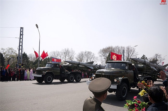 Tuy nhiên, S-75 Dvina sử dụng công nghệ lạc hậu, dễ bị gây nhiễu điện tử. Vì vậy, Triều Tiên phải tìm ra phương án đối phó thủ đoạn gây nhiễu hệ thống radar