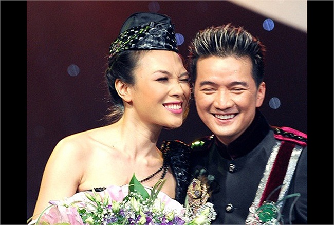 Bất cứ sân khấu nào, khi có dịp đứng cạnh nhau, Đàm Vĩnh Hưng luôn tỏ rõ sự yêu chiều của mình với Mỹ Tâm. 