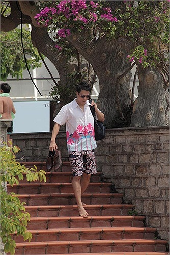 Việt Anh đang có quãng thời gian nghỉ ngơi sau thời gian đóng phim: Ở Phan Thiết mới có style rực rỡ thế này chứ. 