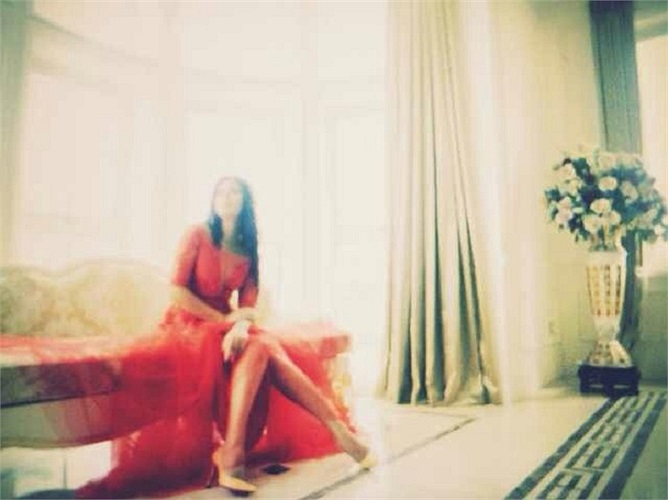 Gương mặt được làm mờ và phần điều chỉnh ánh sáng khiến Ngọc Hân trở nên lung linh huyền ảo.