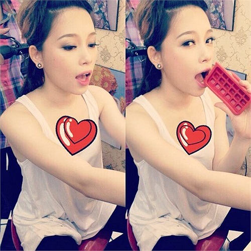 Hotgirl Linh Rin tranh thủ nhí nhố trước giờ đi ngủ. Cô hotgirl cute này luôn có những tư thế chụp ảnh hết sức đáng yêu.