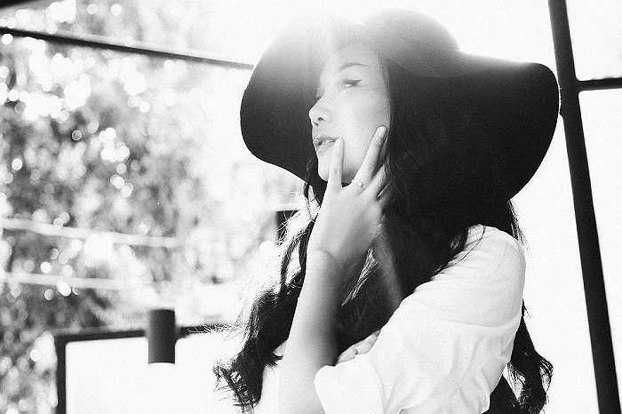 Thanh Hằng với ánh mắt sắc lạnh trong sắc màu trắng đen.