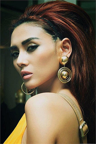 Võ Hoàng Yến với gương mặt sắc lạnh và ngày càng gầy gò, thiếu sức sống.