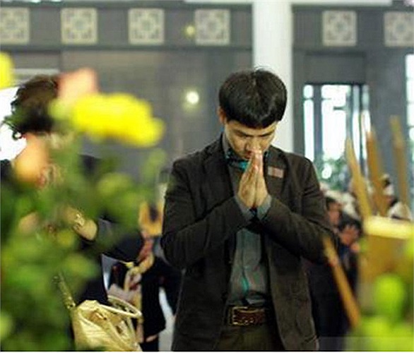 Xuân Bắc cúi đầu trước linh cữu bác trưởng thôn.