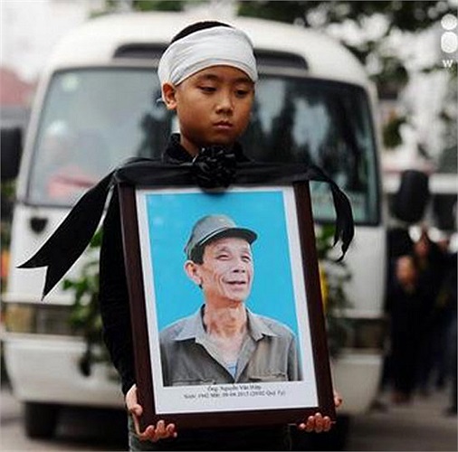 Không khỏi xúc động khi trong bài điếu văn đọc tại đám tang của nghệ sĩ Văn Hiệp, NSƯT Lê Chức nghẹn ngào: Văn Hiệp như một cái nhánh nhỏ tách hẳn ra khỏi gia đình có 9 anh chị em, để dấn thân và cống hiến cho cuộc đời trên con đường nghệ thuật.