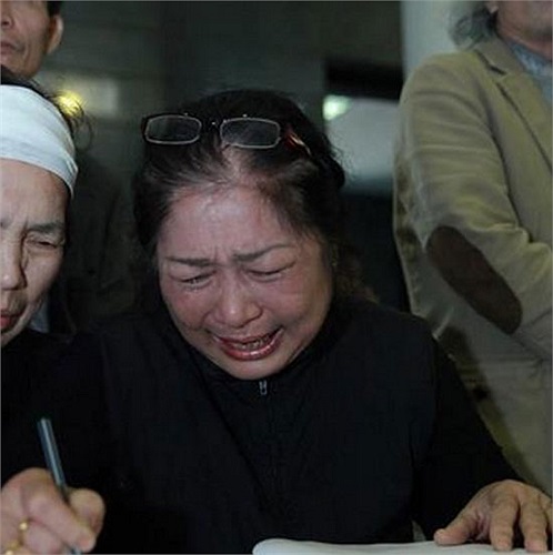 Kim Xuyến òa khóc khi nhìn người anh trai trong nghề về cõi thiên thu vĩnh hằng.