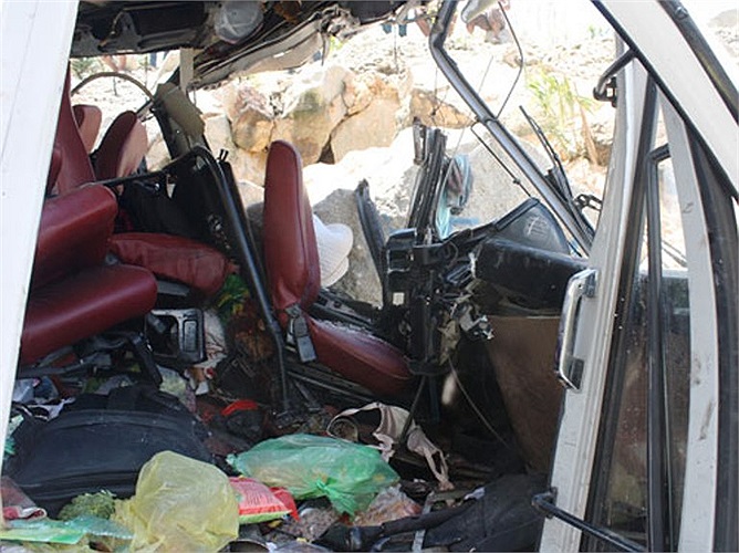 Lúc 9 giờ 15, sáng 7/6, tại Km 44+700 tuyến đường Khánh Lê-Đà Lạt, thuộc xã Sơn Thái, huyện Khánh Vĩnh, Khánh Hòa, đã xảy ra một tai nạn nghiêm trọng làm ít nhất 6 người chết. (Ảnh NLĐ)