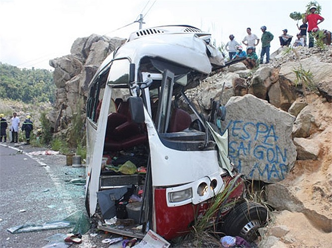 Đầu xe bể nát bên vách đá. (Ảnh NLĐ)