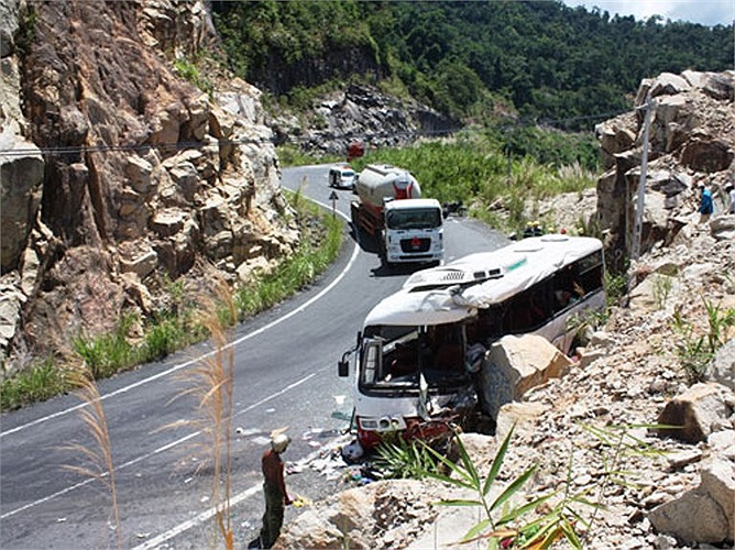 Tại hiện trường, chiếc xe khách mang BKS 43S-6420, lưu thông theo hướng Đà Lạt - Nha Trang, văng cả hai lốp trước ra khỏi xe, đầu xe bể nát. (Ảnh NLĐ)