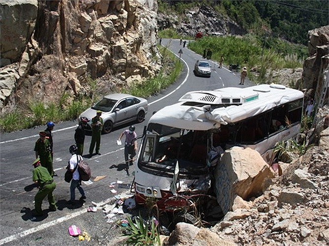 Các lực lượng chức năng đang điều phối, thông đường tại địa điểm xảy ra tai nạn. (Ảnh Thanh Niên)