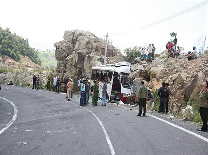 Chiếc xe đã tông vào vách núi bên trái tại Km43. (Ảnh Thanh Niên)