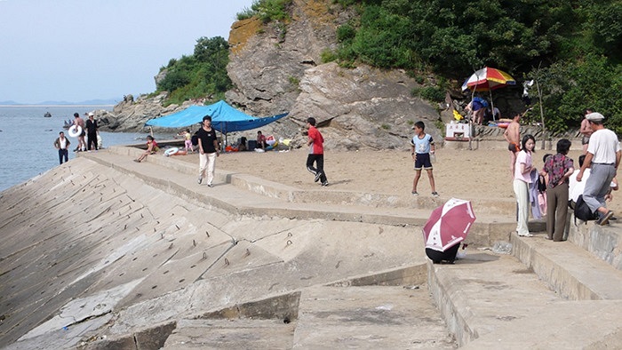 Người dân đổ tới Nampo tắm biển khá đông vào kỳ nghỉ hè