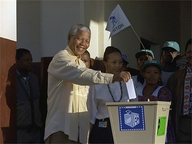 Năm 1994, Nam Phi trải qua cuộc bỏ phiếu dân chủ đưa Đảng ANC của Nelson lên dẫn đầu với 60% số phiếu phổ thông, Đảng Quốc gia đương quyền chỉ nhận được 20%, ở vị trí thứ 2