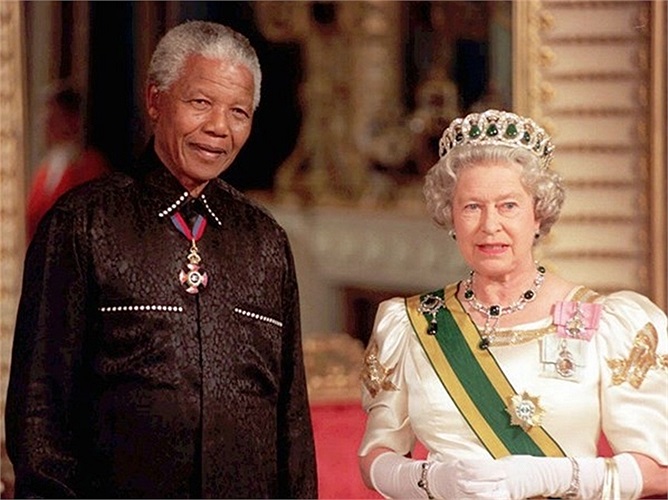 Nelson chụp ảnh cùng Nữ hoàng Elizabeth II khi ông đến Cung điện Buckingham