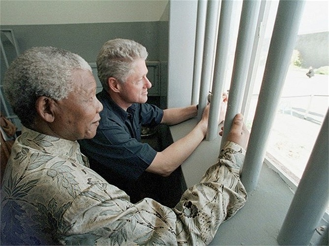 Ông Nelson và Tổng thống Mỹ Clinton đến thăm lại nơi đã từng giam giữ ông trên đảo Robben năm 1999