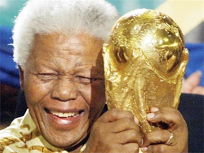 Năm 2004, Nelson đã chứng kiến Nam Phi thành công trong việc đăng cai World Cup 2010, lần đầu tiên tổ chức ở châu Phi