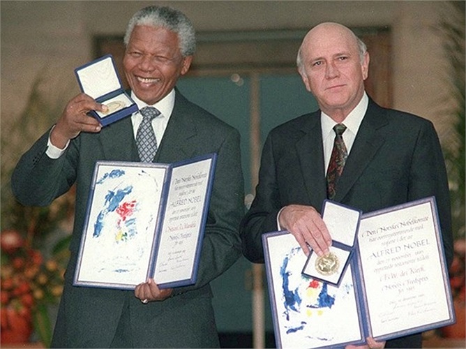 Năm 1993, Ủy ban Nobel đã quyết định trao giải Nobel Hòa bình cho Mandela và FW de Klerk vì những nỗ lực chấm dứt nạn phân biệt chủng tộc ở Nam Phi