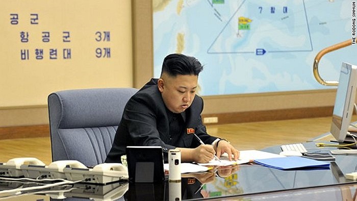 Lãnh đạo Kim Jong-un làm việc trong văn phòng với chiếc máy tính được cho là iMac của Apple