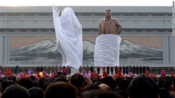 Đám đông theo dõi lễ khánh thành bức tượng khổng lồ 2 cố lãnh đạo Kim Il Sung và Kim Jong-Il tại Bình Nhưỡng