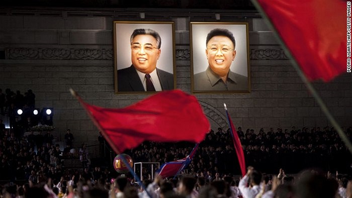 Đám đông vẫy cờ trong lễ kỉ niệm 100 năm ngày sinh cố Chủ tịch Kim Il Sung tại Bình Nhưỡng, ngày 16/4/2012