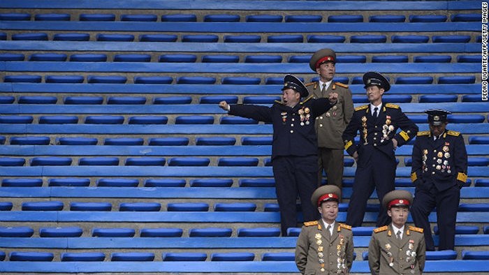 Các binh sĩ giải lao sau một buổi lễ được tổ chức tại sân vận động Bình Nhưỡng