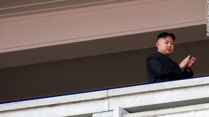 Ông Kim Jong-un quan sát lễ duyệt binh ngày 15/4/2012
