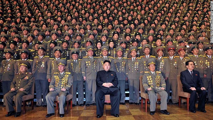 Chủ tịch Kim Jong-un (trung tâm) chụp ảnh cùng các lãnh đạo cấp cao quân đội và nhà nước Triều Tiên