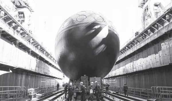 Các công nhân và kỹ sư nhà máy đang chuẩn bị những khâu kỹ thuật cuối cùng để hạ thủy tàu ngầm Hải Phòng hôm 28/8.