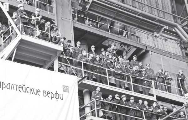 Phía trên nhà cao tầng, đông đảo các kỹ sư, công nhân... đóng tàu của nhà máy đang háo hức chờ đợi lễ hạ thủy tàu ngầm Hải Phòng sau bao ngày xây dựng với tinh thần trách nhiệm cao.