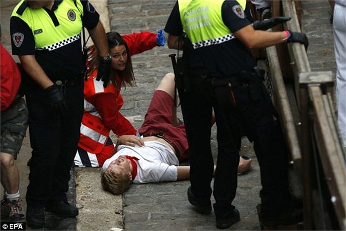 Và một khách du lịch Mỹ bị húc vào đầu và bụng