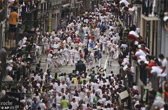 Người dự hội tháo chạy trước những cặp sừng của bò tót